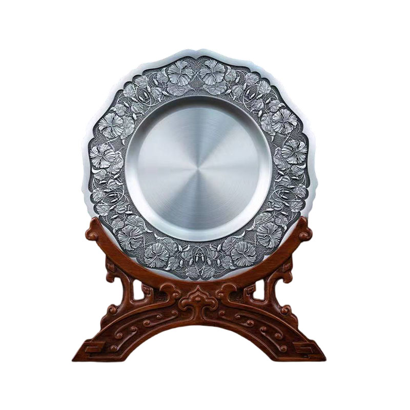 Why are zinc alloy ornaments superior to traditional metals like copper in lightweight design?